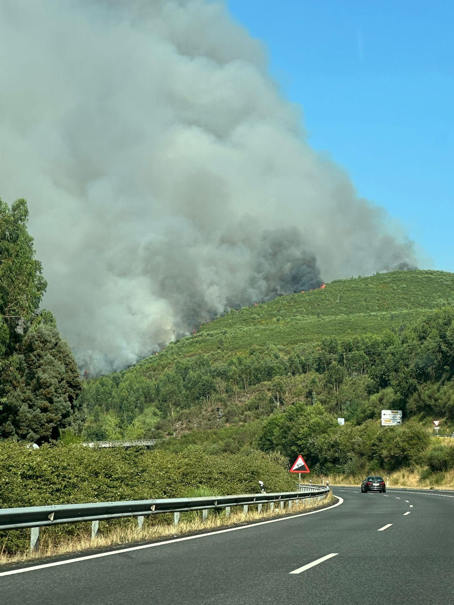 Un incendio cerca la A-52 a su paso por As Neves