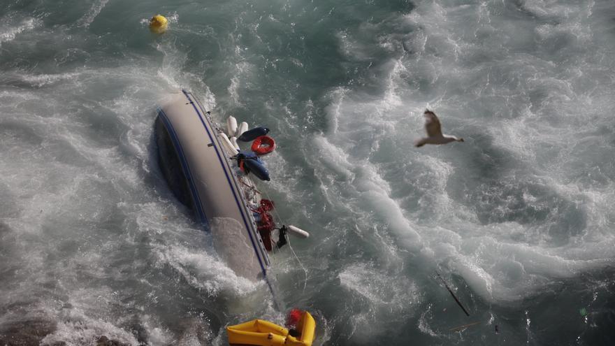 Una mujer muere y un hombre resulta herido al naufragar en Malpica un barco de recreo