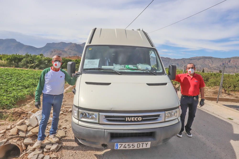 Agricultores y mercaderes venden a domicilio el género que cultivan y que compran tras la suspensión de la venta ambulante, que tiene previsto su reanudación desde el 30 de abril