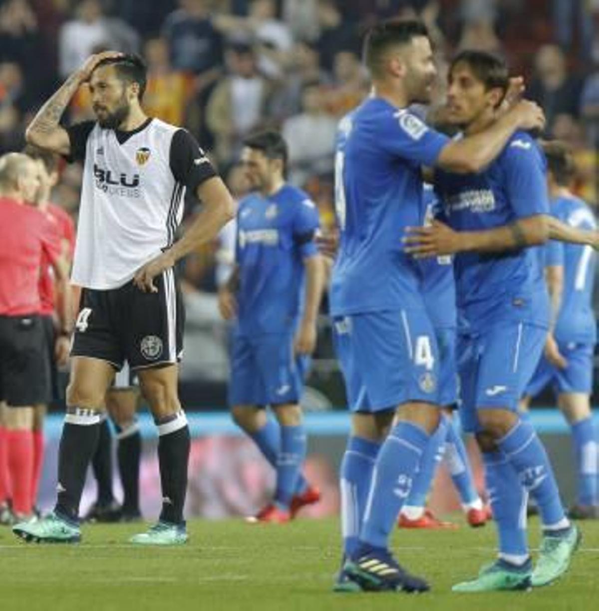 Garay se lamenta de la derrota mientras Bruno se abraza con Damián Suárez.
