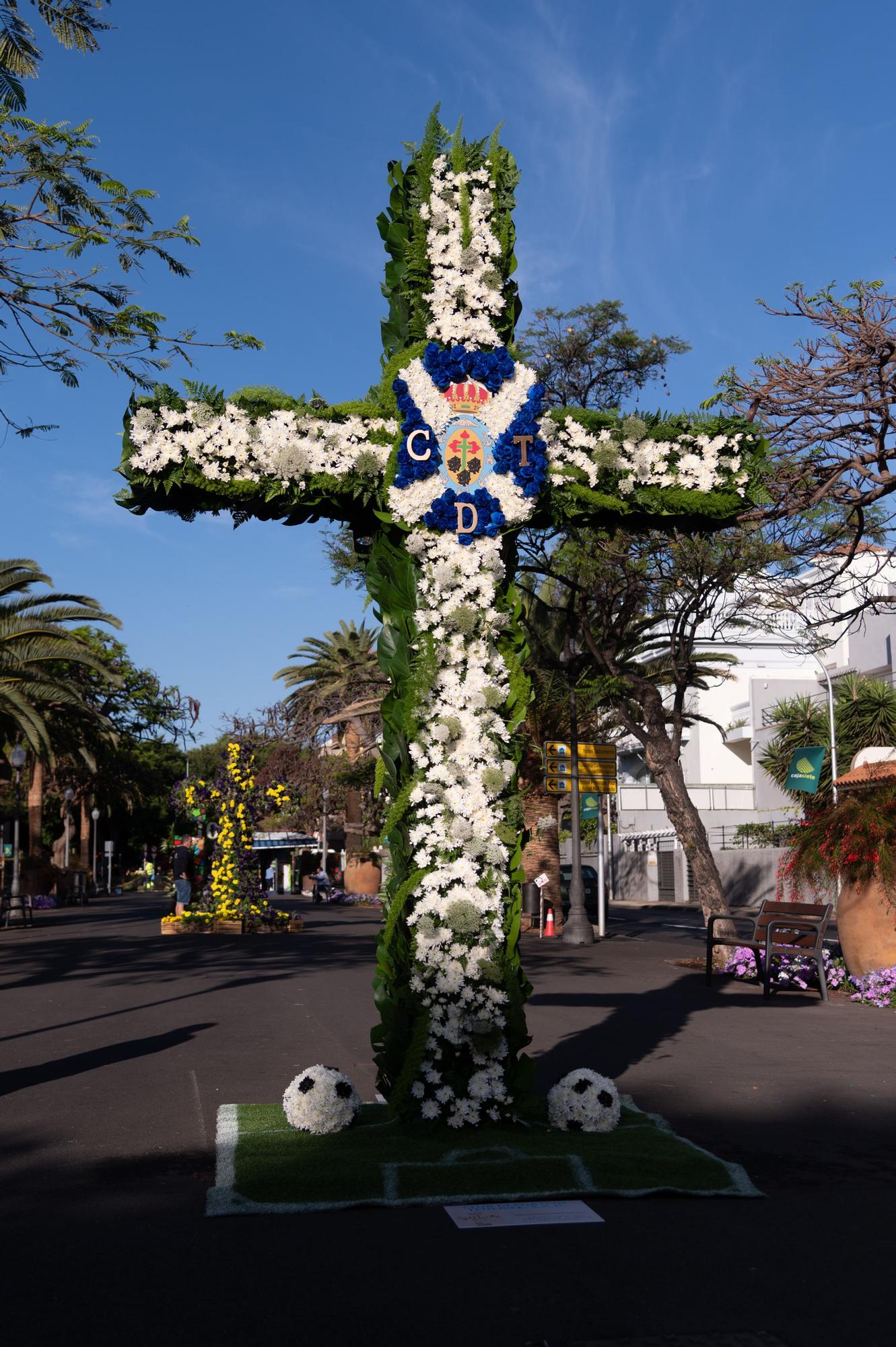 Exhibición de cruces de las doce empresas colaboradoras en las Fiestas de Mayo de Santa Cruz de Tenerife