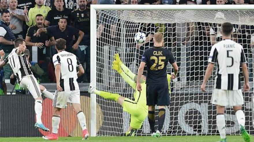 Mandzukic remata per aconseguir el primer gol del Juventus.