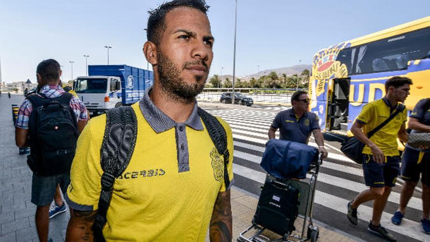 Viera, ayer, en el aeropuerto de Gran Canaria. Detrás, Benito.