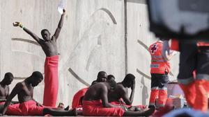 Varias personas migrantes que desembarcaron en un cayuco en Granadilla de Abona.