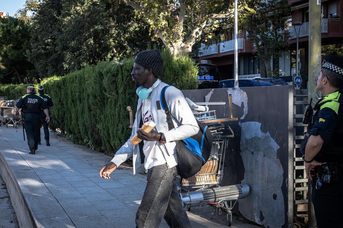 Barcelona desaloja a una treintena de personas sin hogar del parque Joan Miró