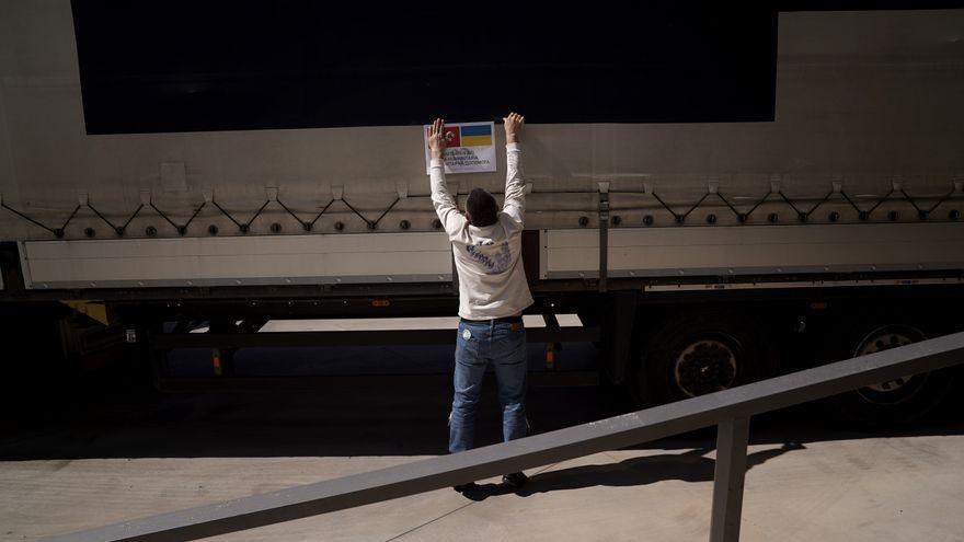 Un voluntario de la oenegé Unidos con Ucrania señaliza un camión de ayuda humanitaria en el muelle del Hospital Isabel Zendal de Madrid.