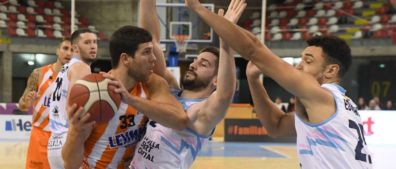 Djordje Simeunovic, en el partido contra el Melilla. |  // CARLOS PARDELLAS