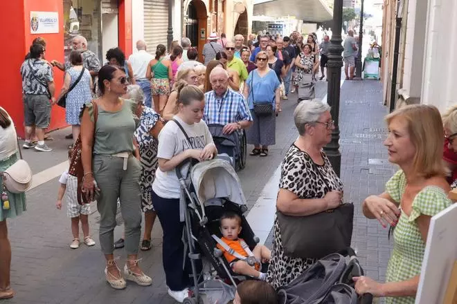 FOTOGALERÍA I Las imágenes de la primera jornada del reparto del 'llibret de festes' de Vila-real