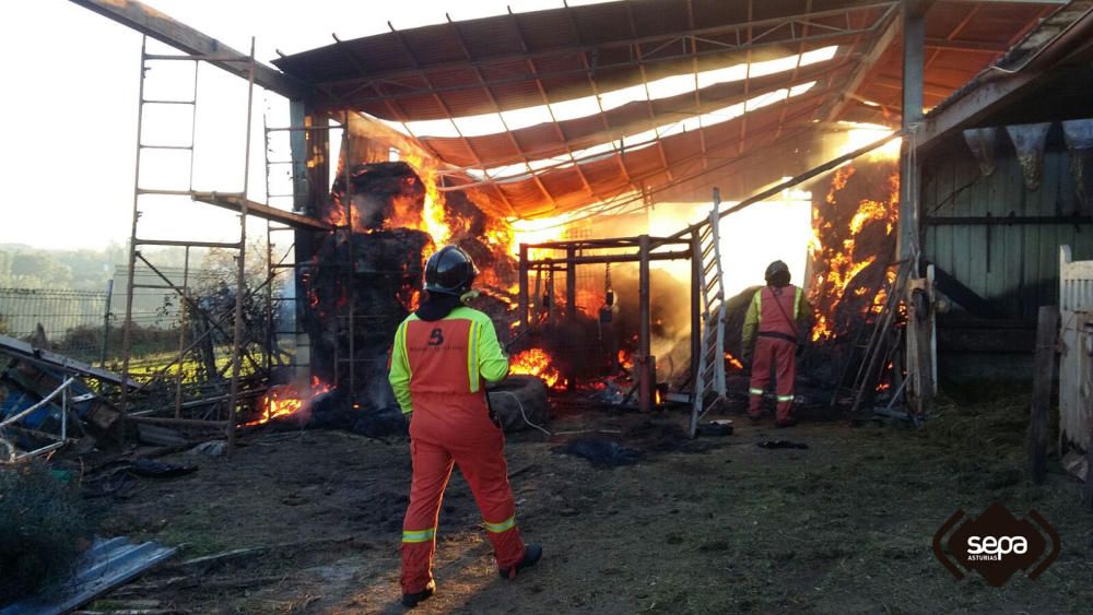 Sofocan un incendio en una nave de rollos de hierba de Castrillón