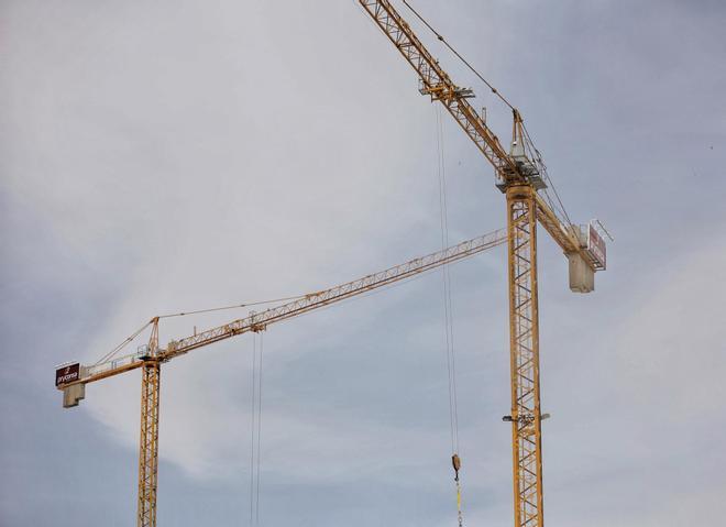 La vivienda rompe la barrera de esfuerzo máximo mientras el Banco de España plantea límites a las hipotecas