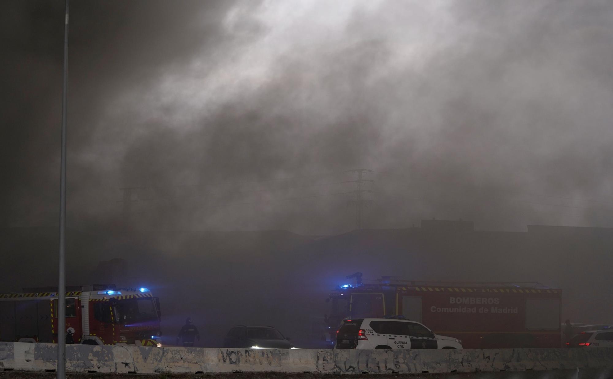 Gran nube de humo por un incendio en una nave industrial de Seseña, en Toledo