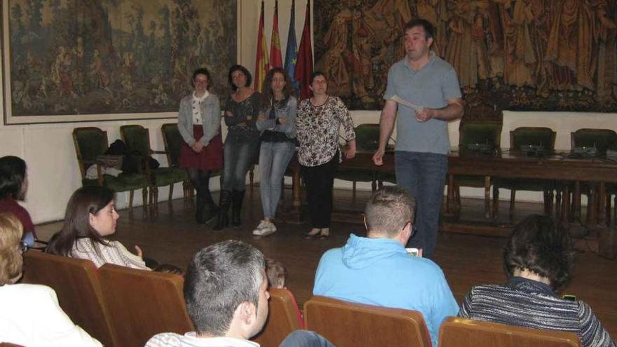 Jesús Galache (de pie) junto al resto de la directiva presenta la asociación a los padres. Foto