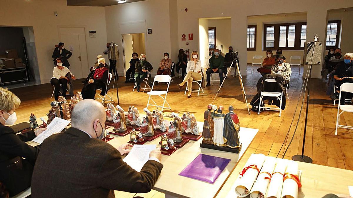 Galardonados y jurado, en el acto de entrega de premios, celebrado ayer en la Escuela de Comercio. | |  ÁNGEL GONZÁLEZ