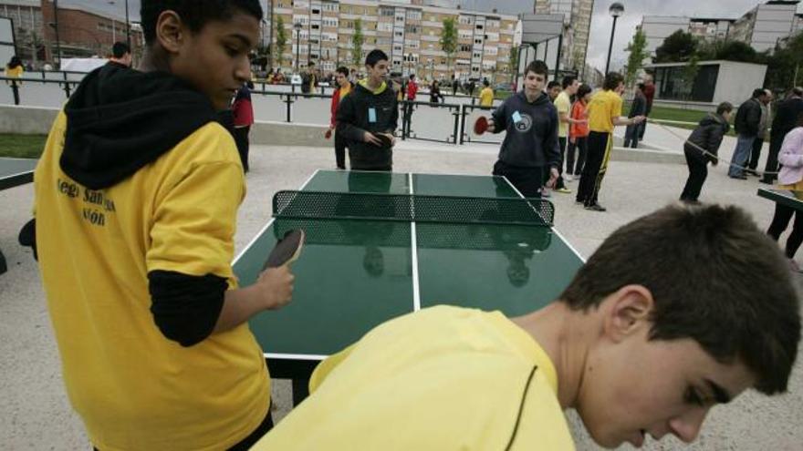 Los alumnos del Colegio San Miguel, ayer, en el parque Severo Ochoa, jugando al aire libre.