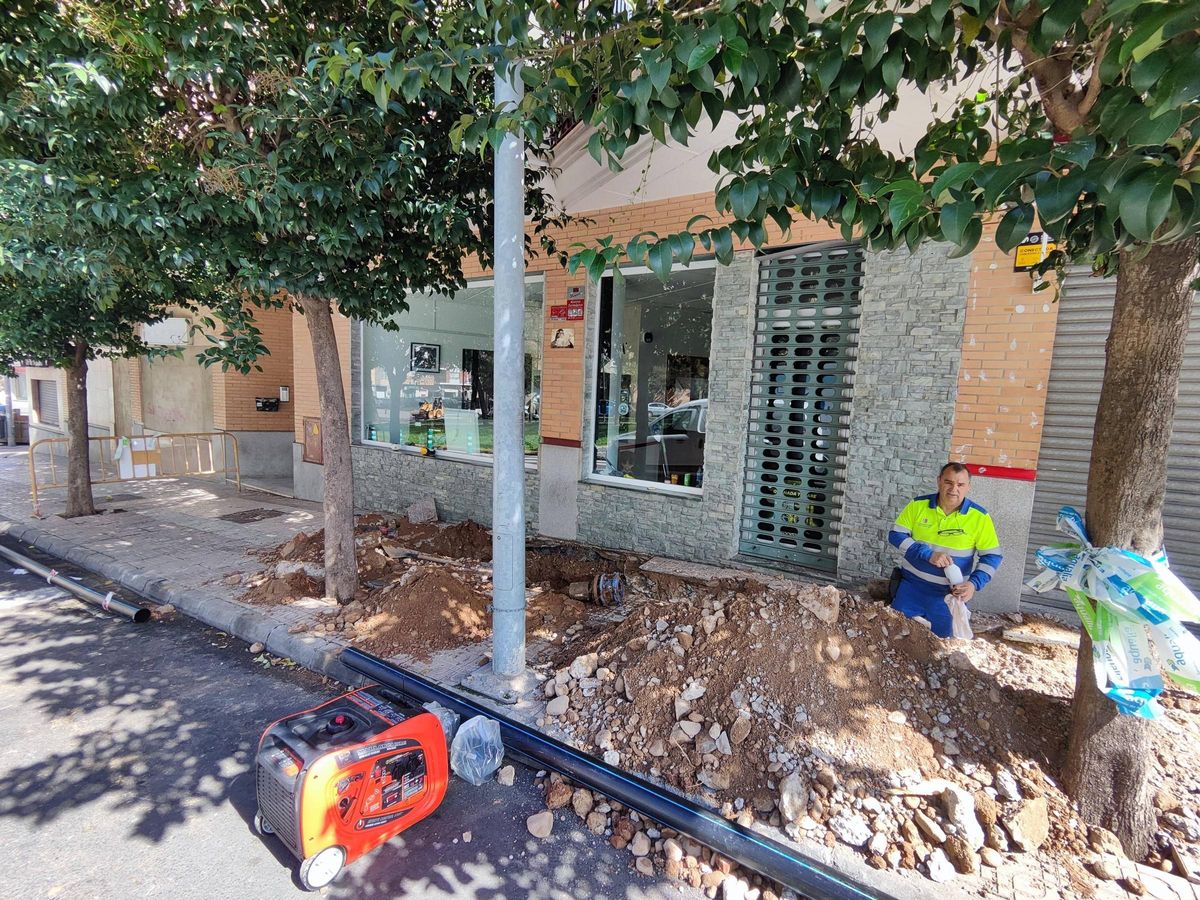 Los operarios de Aqualia trabajan en un reventón de la plaza San Ignacio de Loyola.