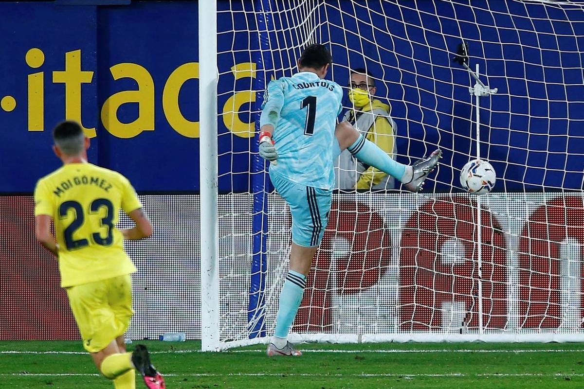 GRAF3074. VILA-REAL, 21/11/2020.- El portero del Real Madrid, el belga Thibaut Courtois (d) tras el gol marcado por el delantero del Villarreal Gerard Moreno, durante el partido de Liga que disputan en el estadio de la Cerámica. EFE/ Domenech Castelló