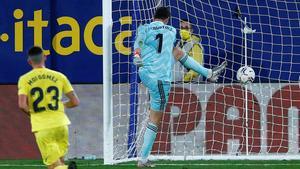 GRAF3074. VILA-REAL, 21/11/2020.- El portero del Real Madrid, el belga Thibaut Courtois (d) tras el gol marcado por el delantero del Villarreal Gerard Moreno, durante el partido de Liga que disputan en el estadio de la Cerámica. EFE/ Domenech Castelló