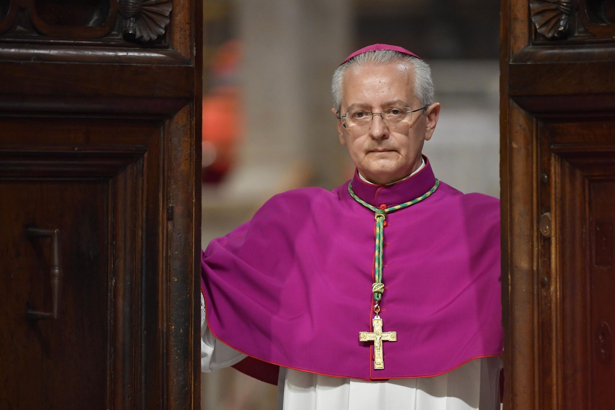 Diego Giovanni Ravelli cierra las puertas antes del inicio del cónclave para elegir a un nuevo Papa en la Capilla Sixtina en la Ciudad del Vaticano, 07 de mayo de 2025. (Papa) EFE/EPA/VATICAN MEDIA HANDOUT HANDOUT SOLO PARA USO EDITORIAL/SIN VENTAS. HANDOUT EDITORIAL USE ONLY/NO SALES