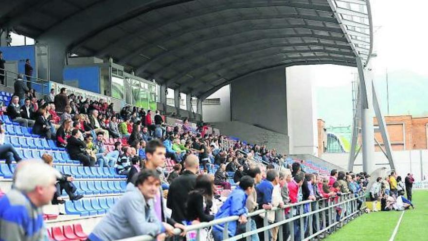 Los asistentes al partido de ayer, en la grada del estadio de Ganzábal.