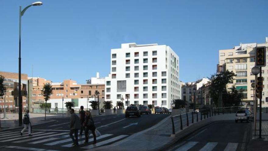 Perspectiva del hotel de Moneo desde el puente de la Esperanza