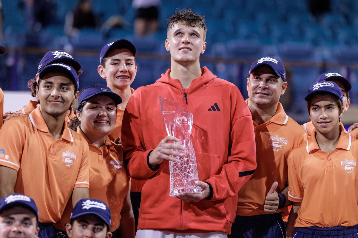 MIAMI (United States), 31/03/2025.- Jakub Mensik of Czechia (C) holds the trophy, surrounded by the ball persons, after winning the Men’s Singles Final match at the 2025 Miami Open tennis tournament at the Hard Rock Stadium in Miami, Florida, USA, 30 March 2025.  (Tenis) EFE/EPA/CRISTOBAL HERRERA-ULASHKEVICH