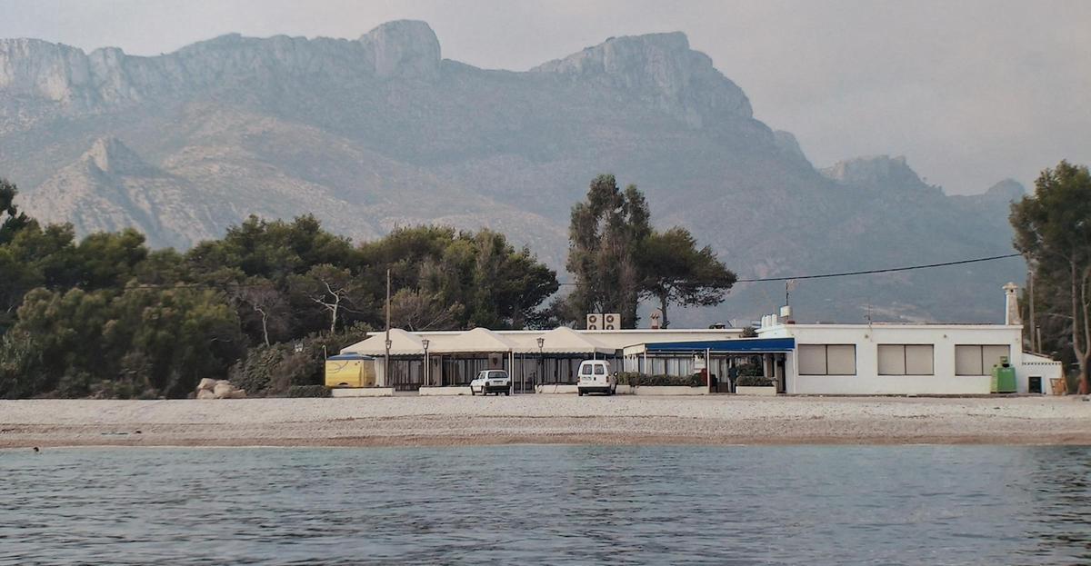 El Tresmall en aquellos inicios de 1997: una playa, la de l'Almadrava, bañada por un mar, y, al fondo, la silueta de Segària