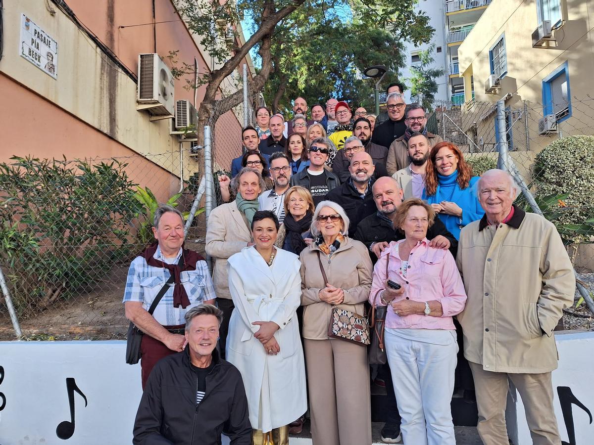 Autoridades, familiares y amigos en el pasaje Pia Beck de Torremolinos.