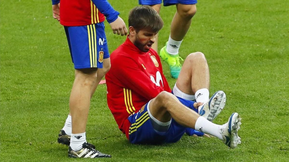 Gerard Piqué sufrió un golpe en el tobillo en Saint Denis