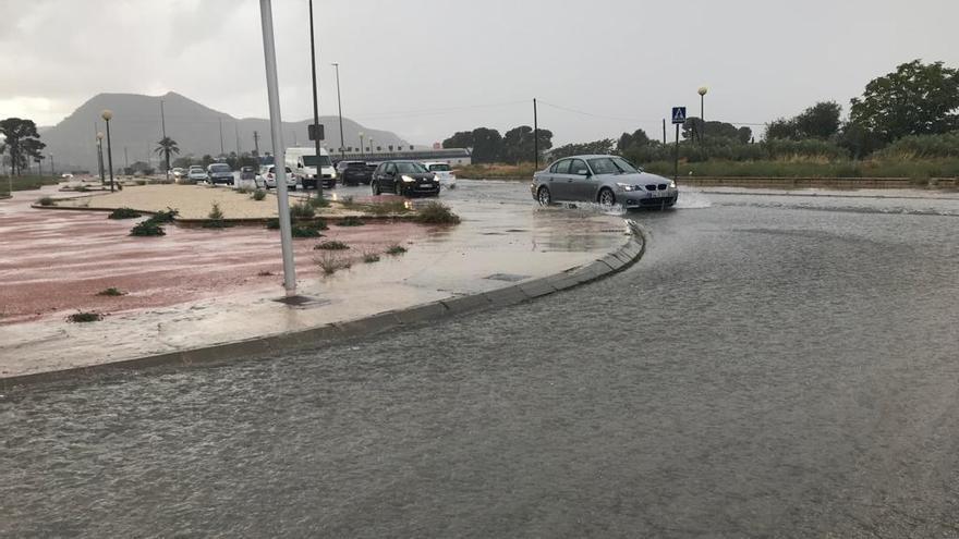 Tráfico retenido en la zona de Salinetas de Petrer al inundarse las calles esta tarde.