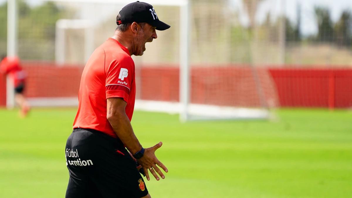 Luis García alza la voz durante un entrenamiento en Son Bibiloni.