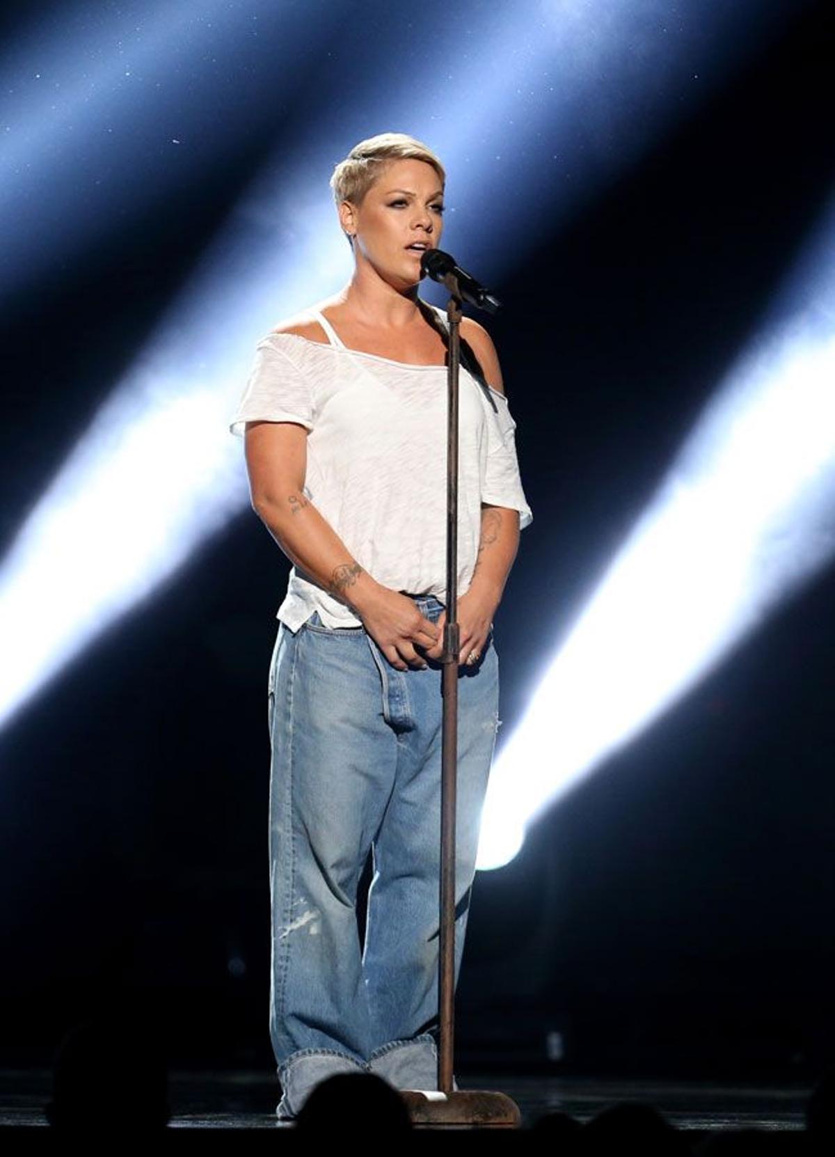 Premios Grammy 2018: Pink en el escenario