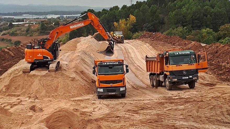 Màquines treballant en l&#039;extracció de material al runam de la Botjosa