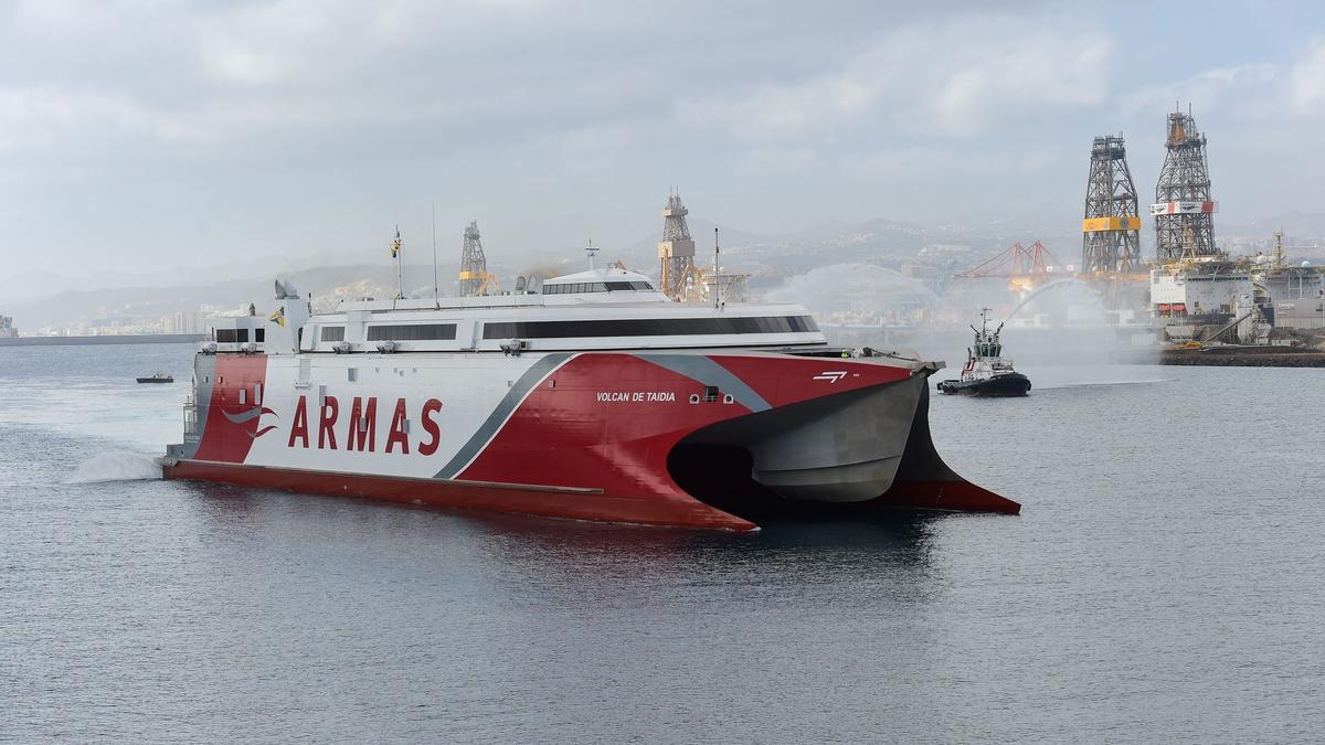 El Volcán de Taidía entrando en el Puerto de Las Palmas.