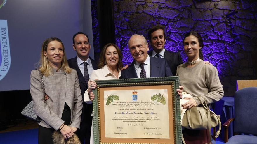 El catedrático Luis Fernández-Vega en su nombramiento como Hijo Predilecto de Oviedo: "Siempre quiero volver a casa"
