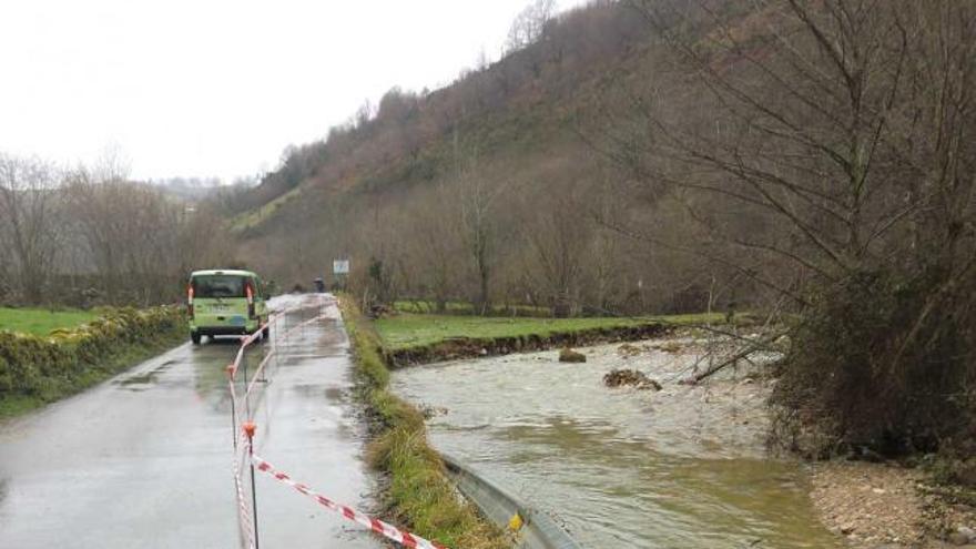 Estado de la carretera junto al río Tabardín durante la última riada.