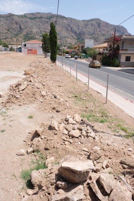 Obras del nuevo parque de Raiguero de Bonanza sobre 2.300 metros cuadrados en Orihuela que han sido reanudadas tras la paralización llevada a cabo por la demarcación de carreteras.