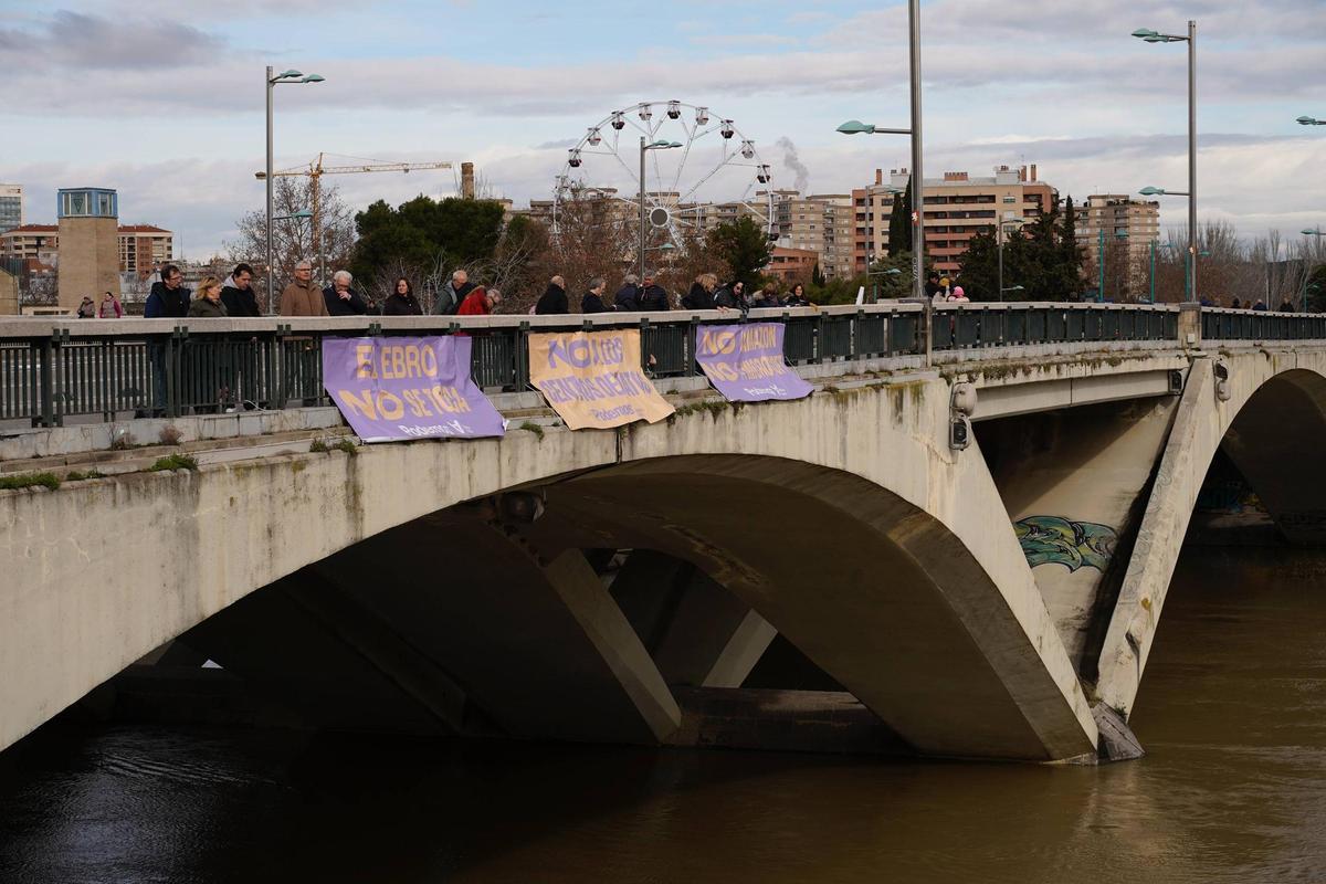 Colocación de pancartas por parte de Podemos, en contra de los centros de datos.