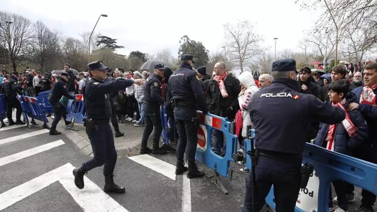 Uno de los dispositivos policiales en un partido de El Molinón.