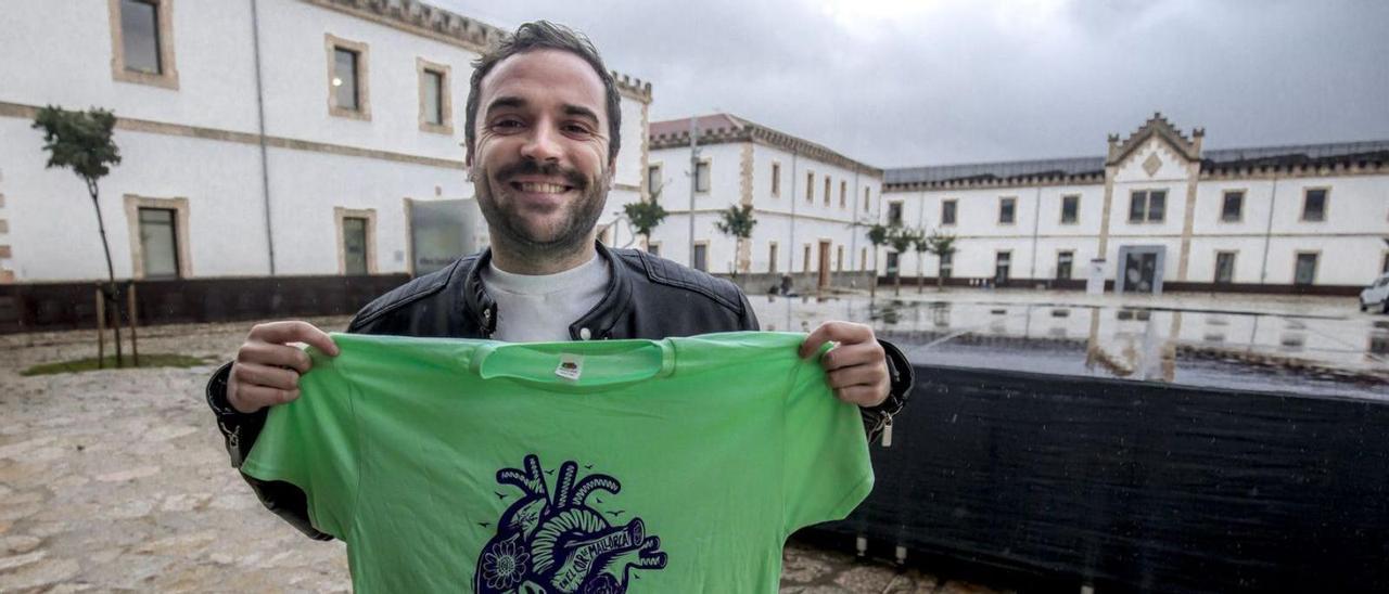 Bartomeu Cabrer posa en el patio de armas con la camiseta diseñada para la ocasión. | B. RAMON