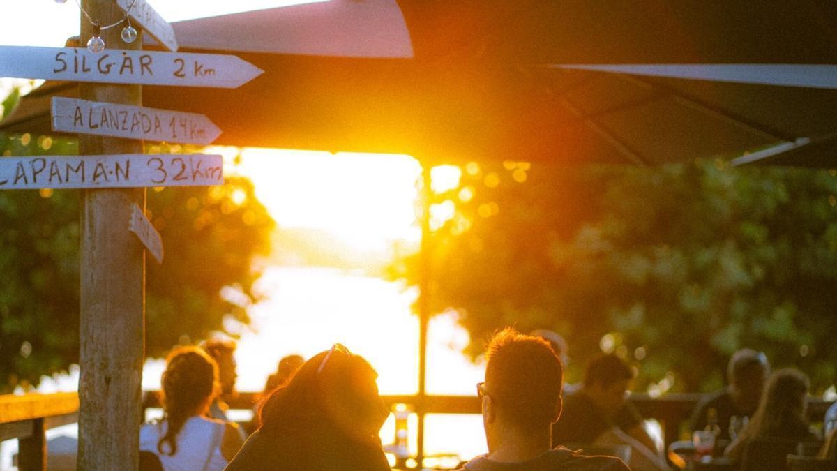 Reabre el chiringuito con uno de los atardeceres más bonitos de Galicia: a 1 hora de Santiago y con música en directo