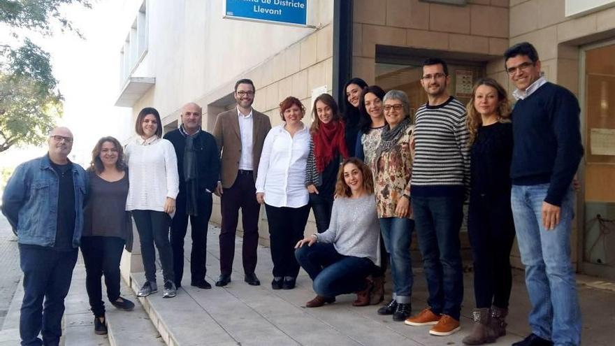 El alcalde con Mercè Borràs, Joan Ferrer y trabajadores del nuevo centro Gregal.