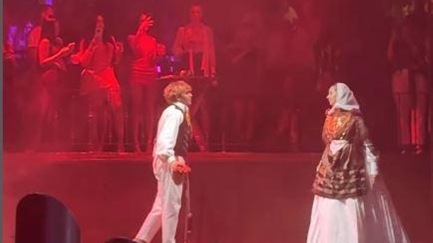 &#039;Ball pagès&#039; a ritmo de tecno en una discoteca de Ibiza