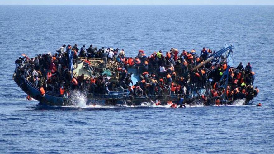 Vuelca un barco con más de 500 refugiados en Libia