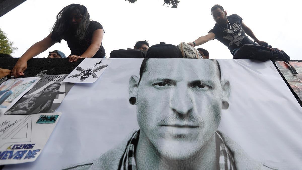 Muestras de dolor en México, tras el suicidio de Chester Bennington, vocalista de Linkin Park.