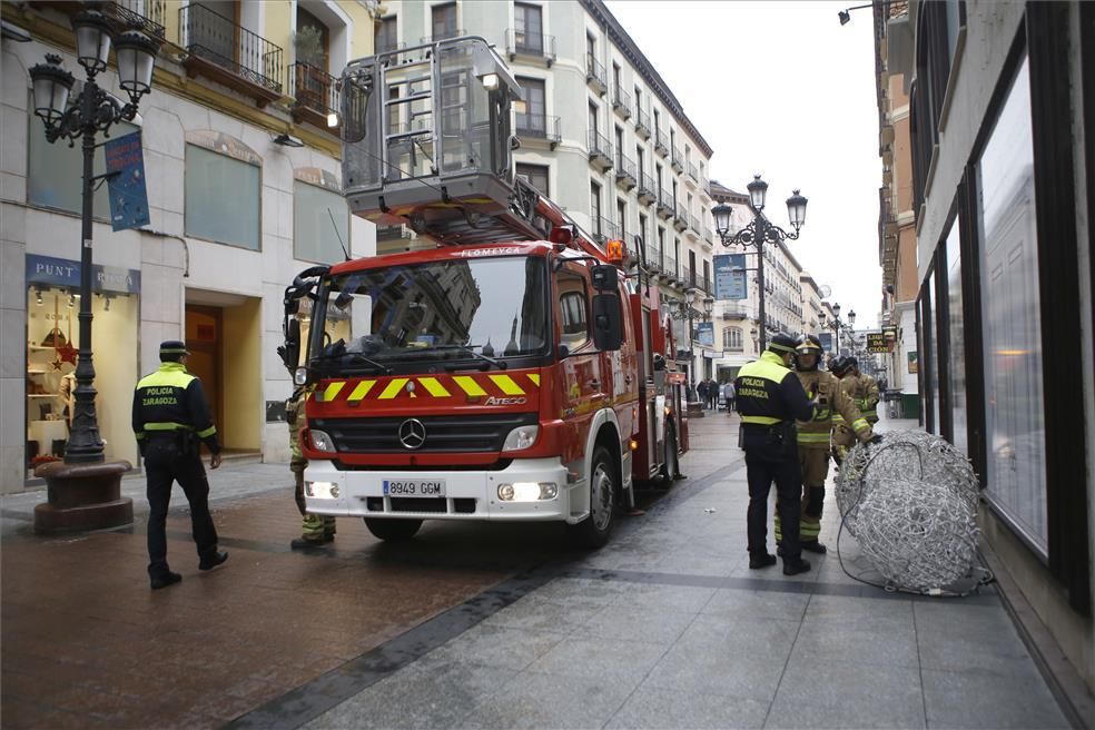 Accidente con decoración navideña en la calle Alfonso I