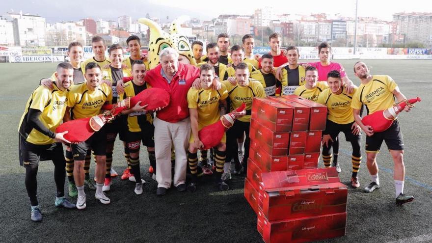 Los jugadores del Rápido, con los jamones que Coren les prometió por ganar al Fuenlabrada. // J. Lores