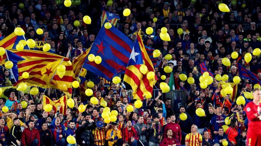 Els aficionats inunden el Camp Nou amb globus grocs