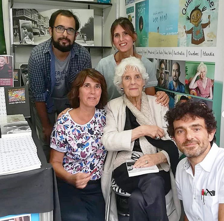 Luz Pozo Garza na súa última Feira do Libro con Olivia Rodríguez, Fidel Rodríguez, Marta Pérez e Quique Alvarellos