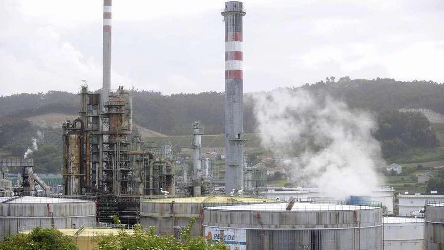 Vista parcial de las instalaciones de la refinería desde Bens.