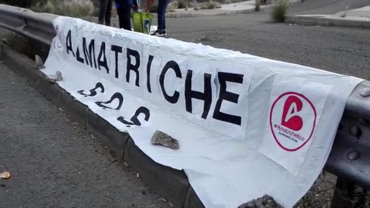 Manifestación de vecinos de Almatriche bajo